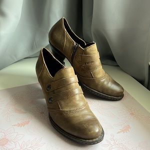 NWOT Børn Brown Leather Heeled Boots Size 8